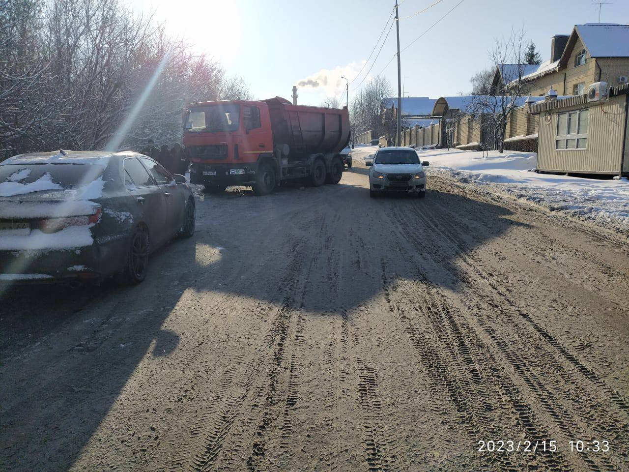 В Саратове столкнулись самосвал службы благоустройства и Mazda:  госпитализирована женщина | 15.02.2023 | Саратов - БезФормата