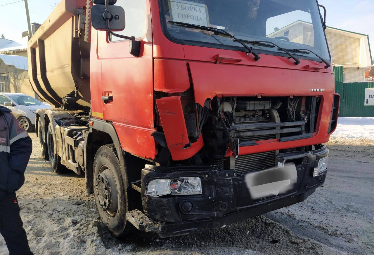 В Саратове столкнулись самосвал службы благоустройства и Mazda:  госпитализирована женщина — ИА «Версия-Саратов»