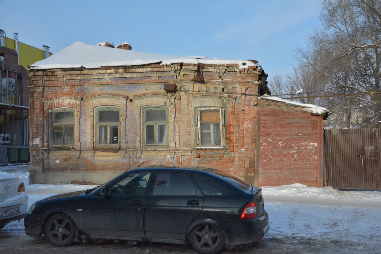 За два года городские власти так и не снесли аварийное жильё на месте  предполагаемого строительства дома для врачей — ИА «Версия-Саратов»