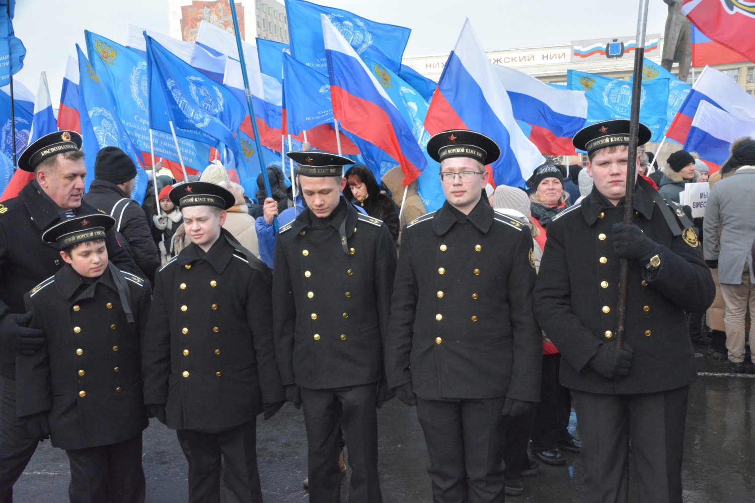 В Саратове на митинг в поддержку армии собрались порядка 12 тысяч горожан —  ИА «Версия-Саратов»