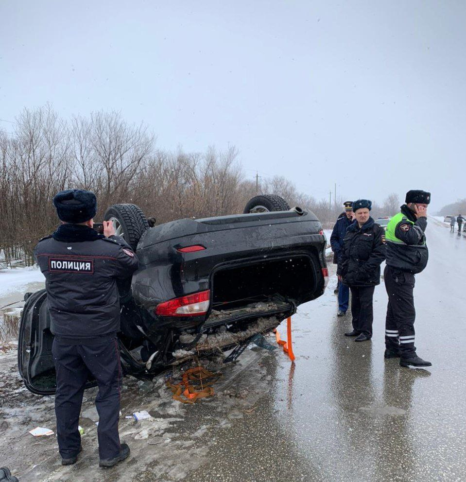 Под Марксом Renault улетел с трассы: женщина-водитель утонула, за жизнь  пятилетнего ребенка боролись врачи — ИА «Версия-Саратов»