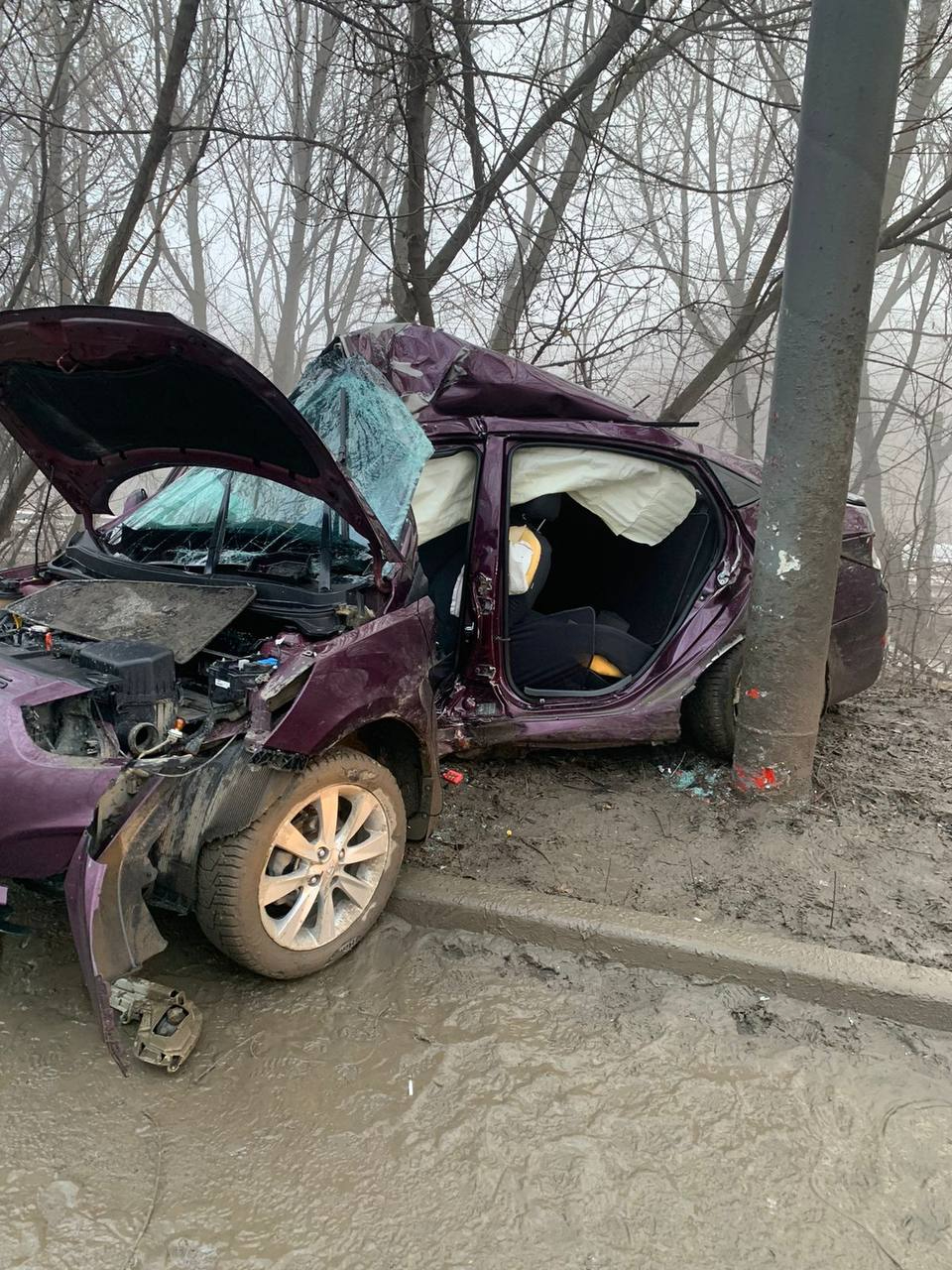 Туманным утром в Заводском районе молодой водитель Hyundai врезался в столб  | 10.03.2023 | Саратов - БезФормата