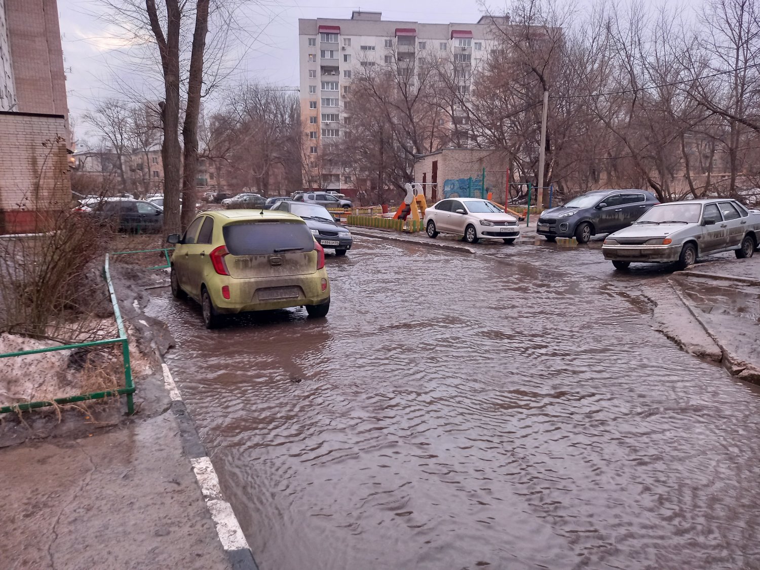 Пожилым и детям совершенно невозможно подойти к подъездам»: горожанин  рассказал о затоплении двора жилого дома в Заводском районе — ИА  «Версия-Саратов»