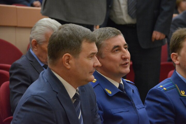 Прокурор Саратовской области Сергей Филипенко (справа)