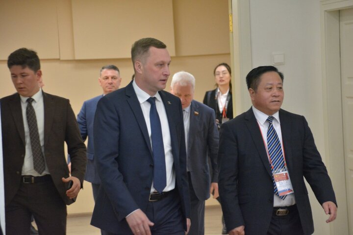 Губернатор Саратовской области Роман Бусаргин и чрезвычайный и полномочный посол КНР в Российской Федерации Чжан Ханьхуэй