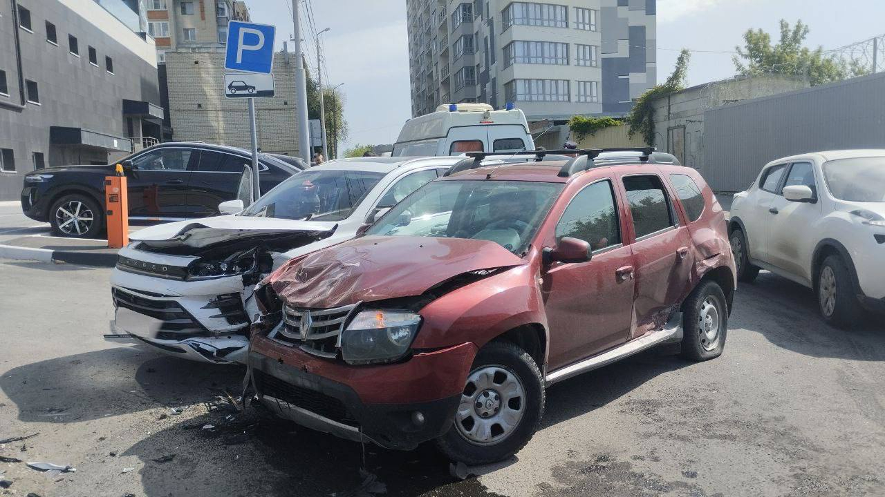 На дороге у небоскрёба Volga Sky столкнулись три автомобиля: одна женщина в  больнице | 04.05.2023 | Саратов - БезФормата