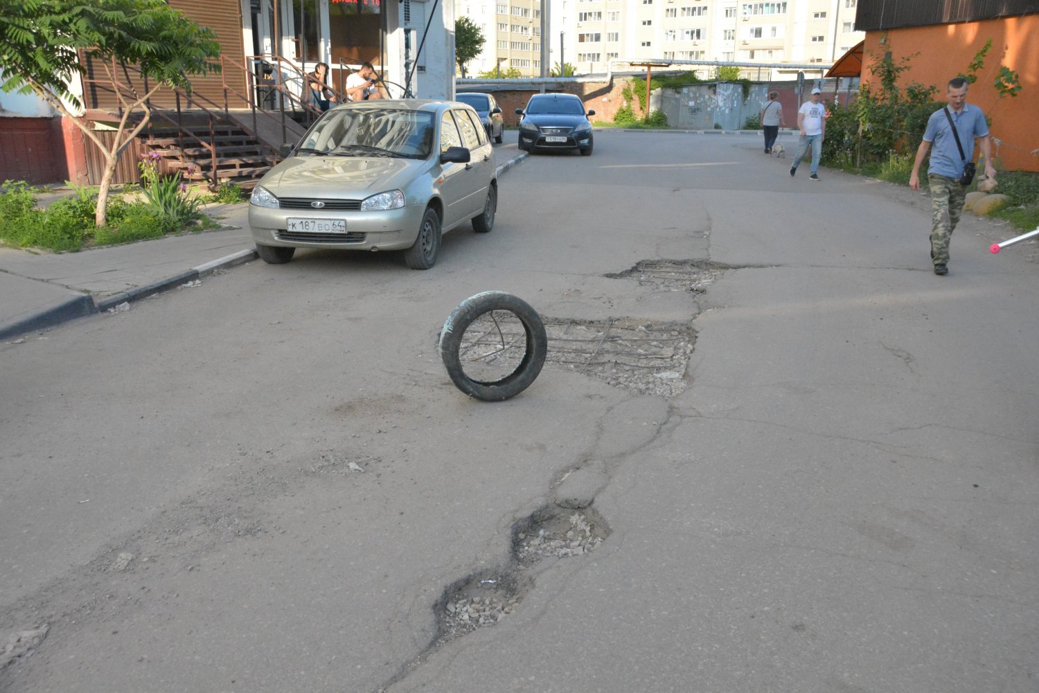 Опасные и некачественные дороги. Власти установили на улице в Энгельсе  ограничивающие парковку знаки, но не ремонтируют и не убирают её — ИА  «Версия-Саратов»