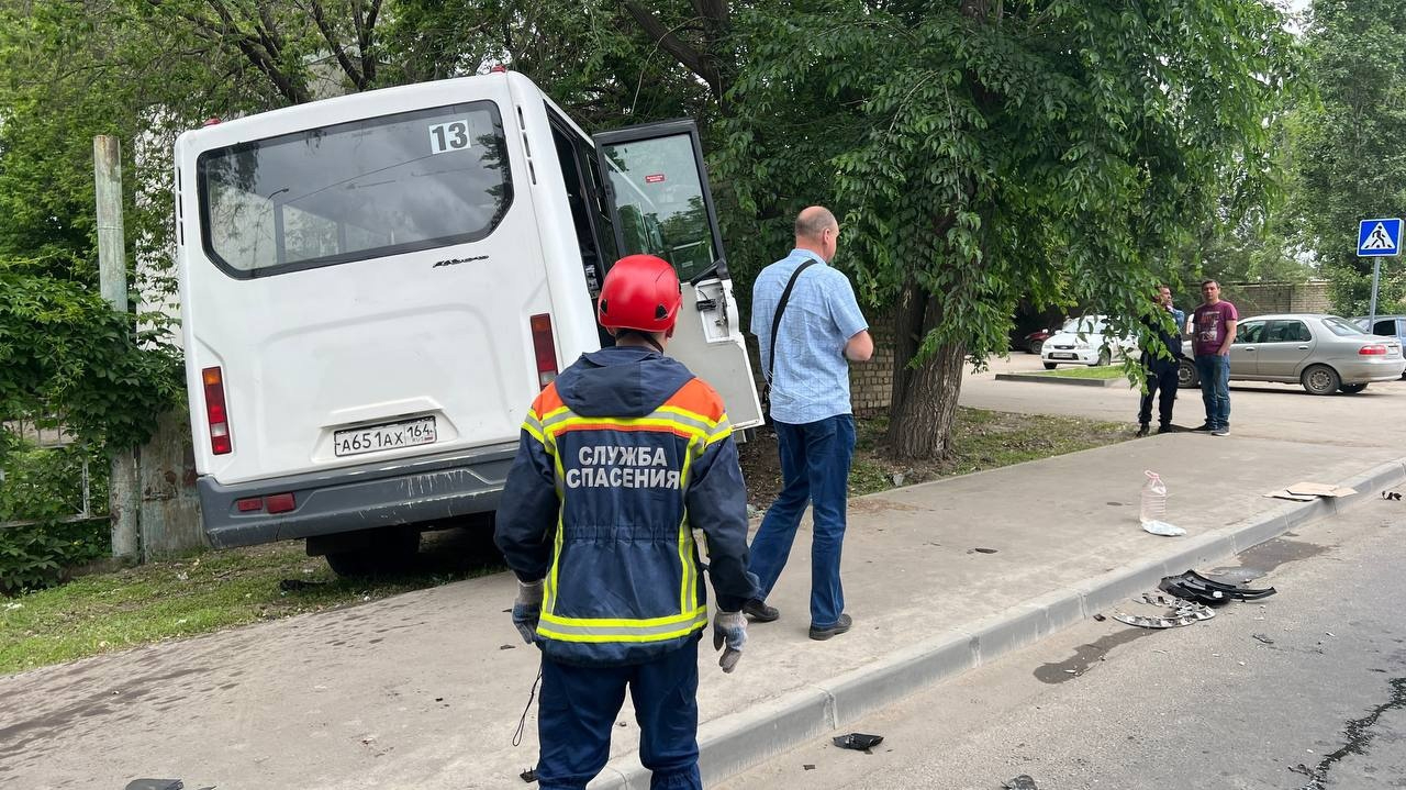 После столкновения с иномаркой в районе старого аэропорта маршрутка  вылетела с дороги: пострадали семь человек (среди них несовершеннолетние) —  ИА «Версия-Саратов»