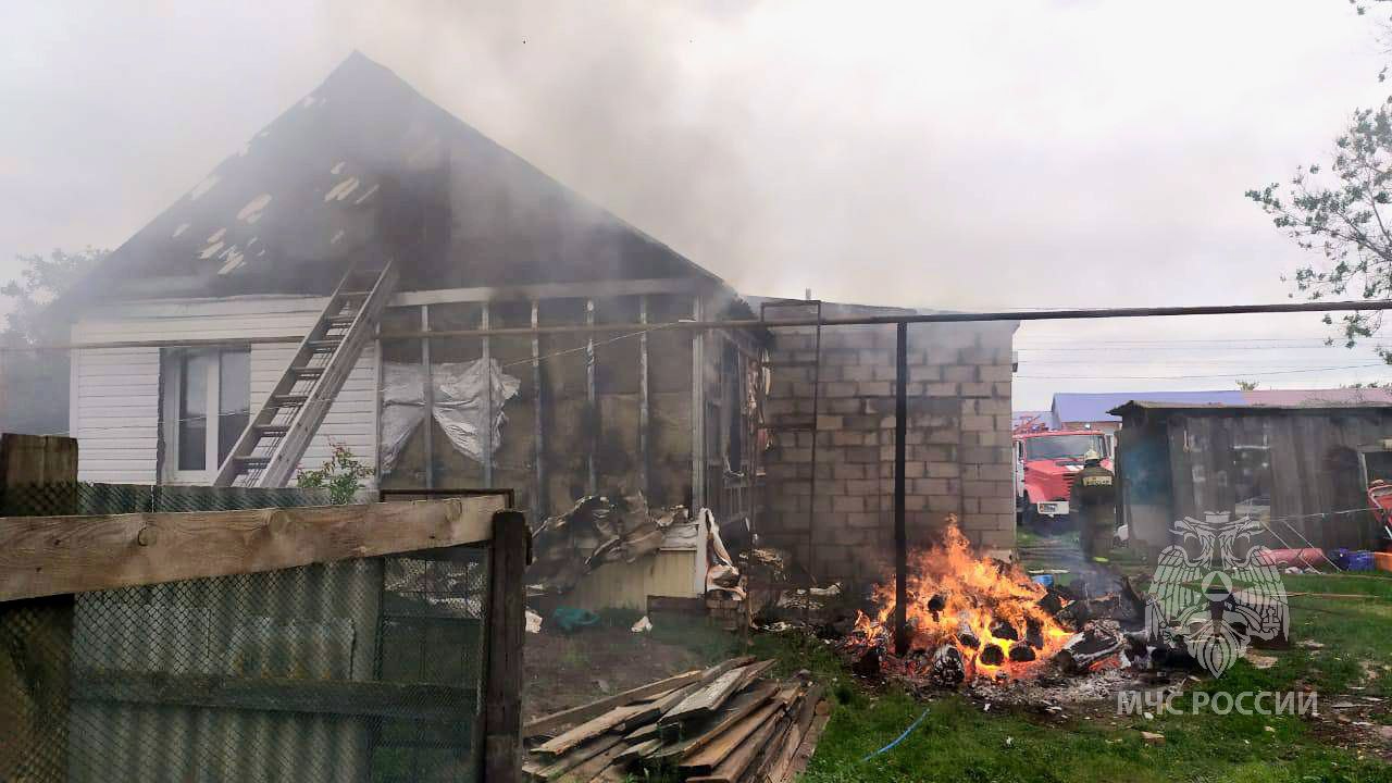 В Пугачевском районе местные жители хотели пожарить шашлыки, но сожгли дом  — ИА «Версия-Саратов»