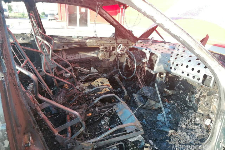 Сгоревший автомобиль в Балаково