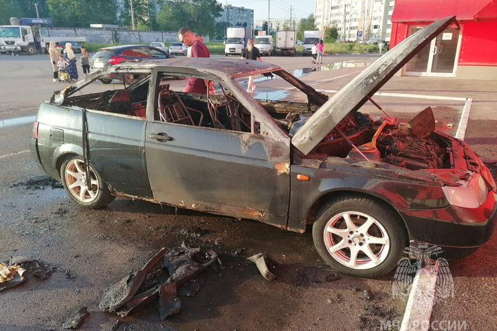 Сгоревший автомобиль в Балаково