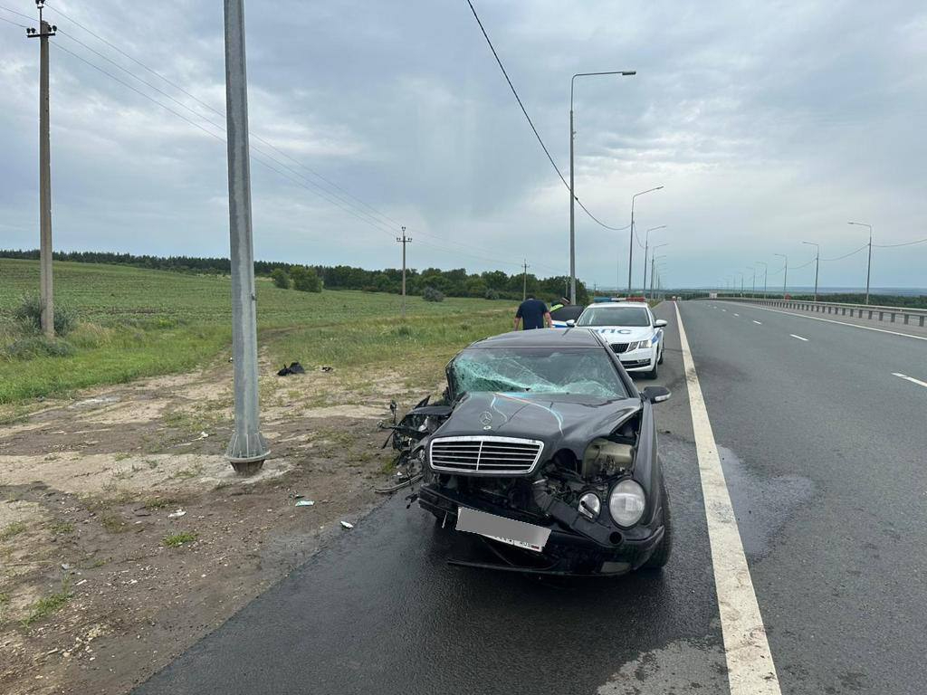 В момент аварии в машине было два человека водитель и потерпевший а также три свиньи