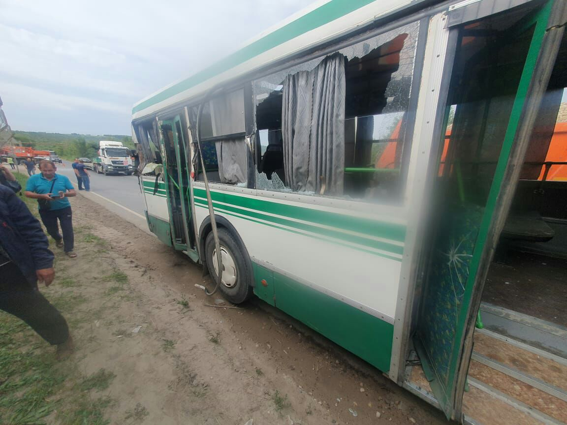 В Заводском районе столкнулись автобус и автокран: двое в больнице |  14.06.2023 | Саратов - БезФормата