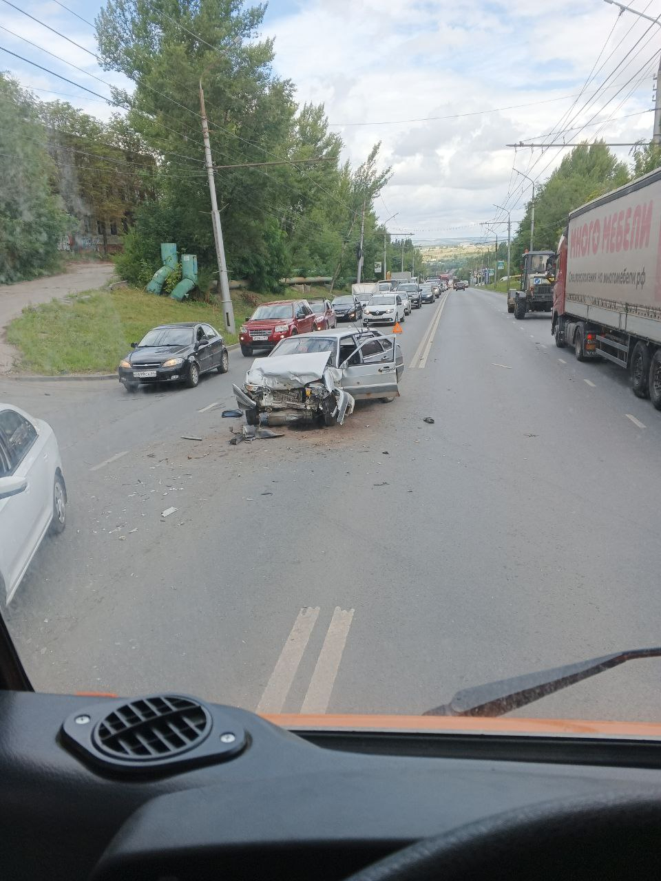 В результате массового ДТП на Московском шоссе в больницу попали два  человека — ИА «Версия-Саратов»