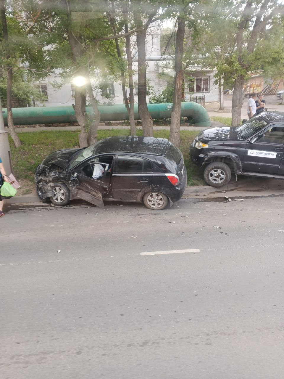 В результате массового ДТП на Московском шоссе в больницу попали два  человека — ИА «Версия-Саратов»