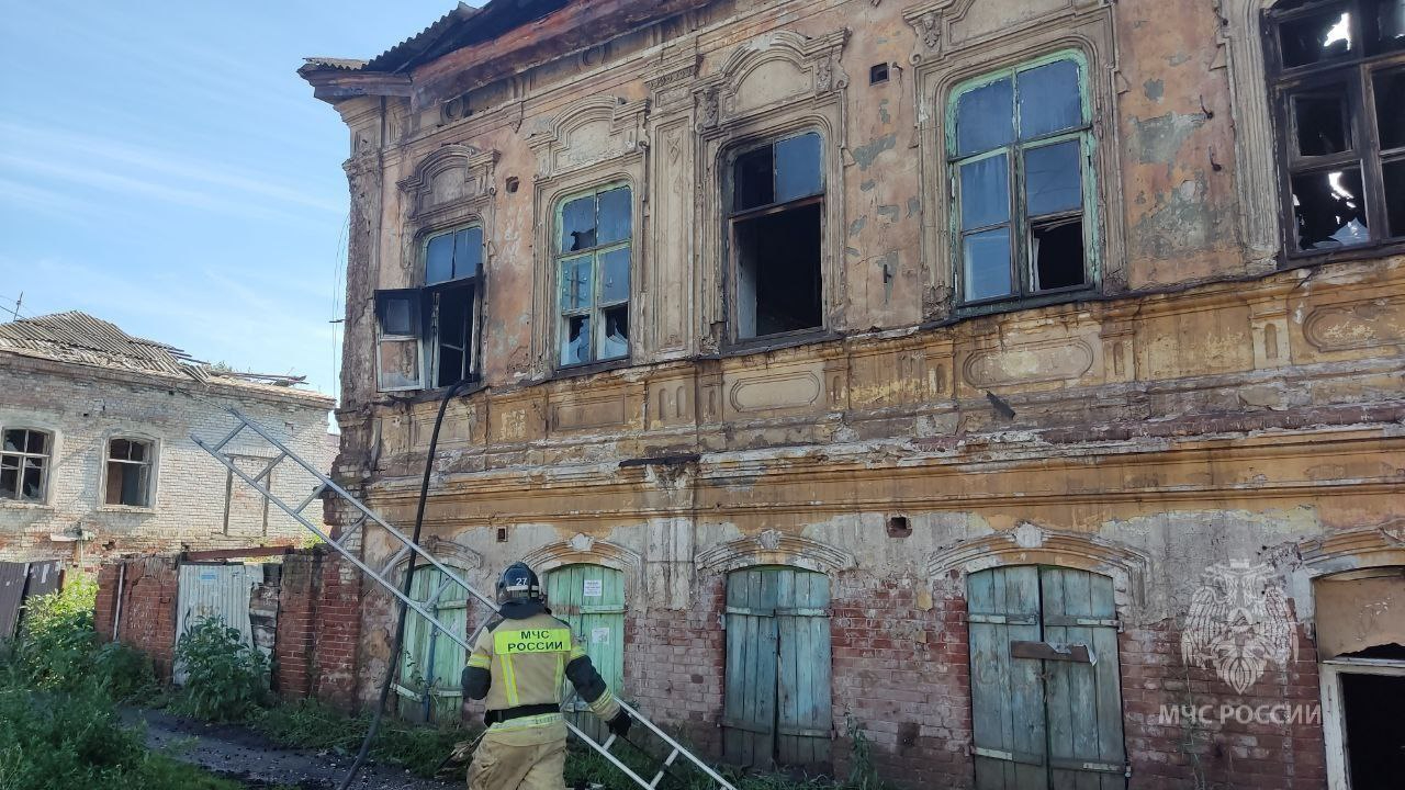 В центре Энгельса горел заброшенный дом-памятник: один мужчина пострадал,  другого спасли — ИА «Версия-Саратов»