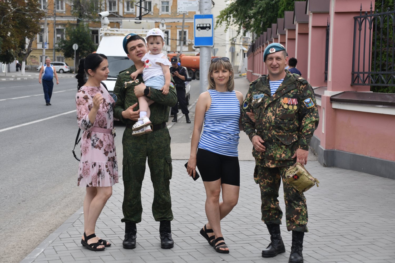 В Саратове День ВДВ отметили без военной техники, полевой кухни и концерта.  Фоторепортаж | 02.08.2023 | Саратов - БезФормата