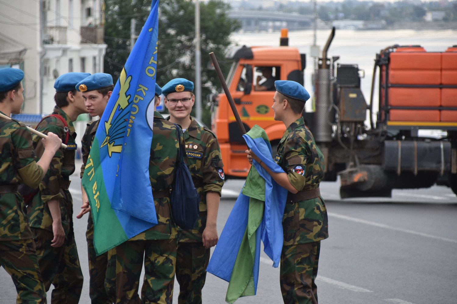 В Саратове День ВДВ отметили без военной техники, полевой кухни и концерта.  Фоторепортаж — ИА «Версия-Саратов»