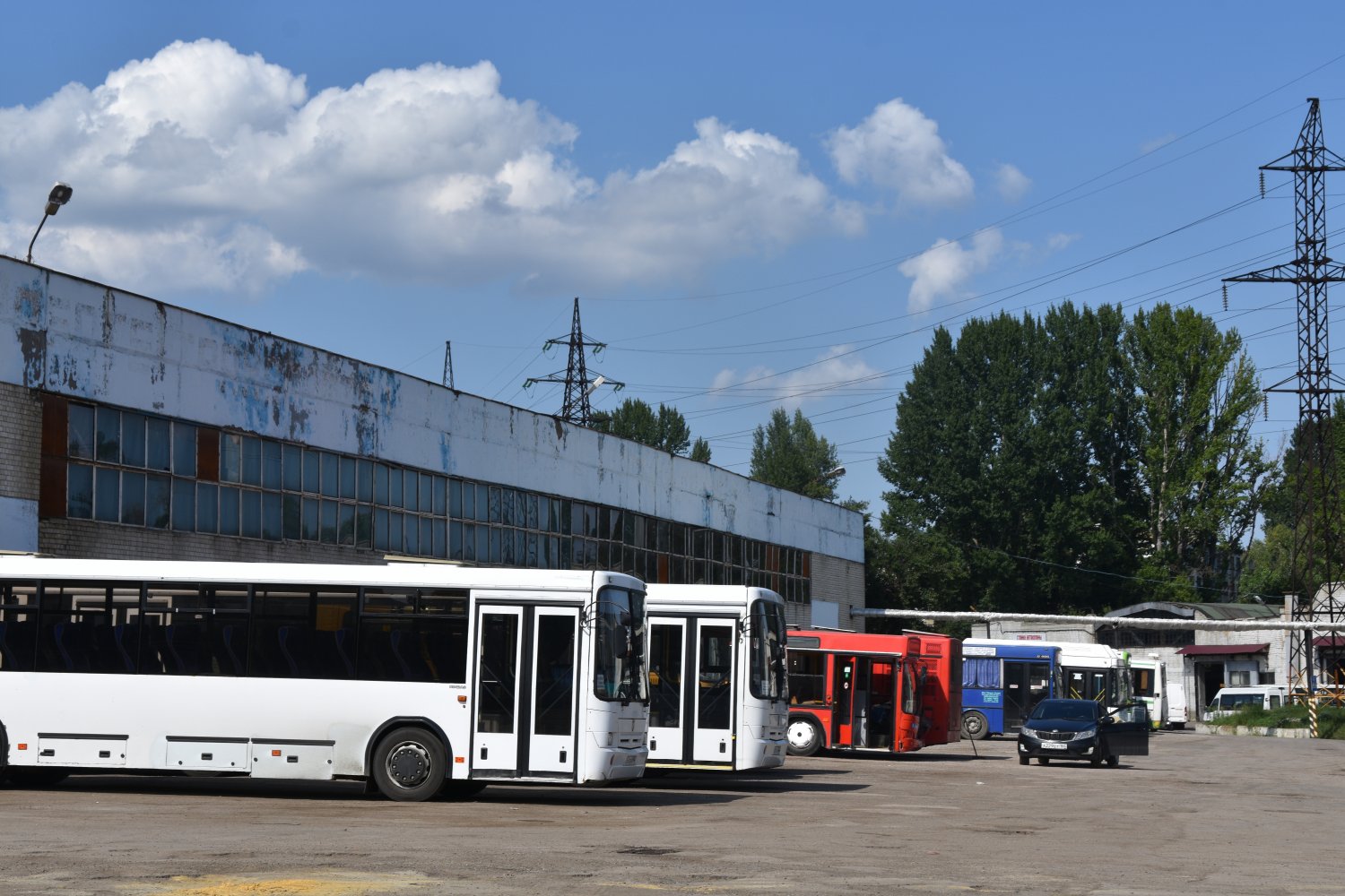 Автовокзал первый рейс. Новые автобусы.