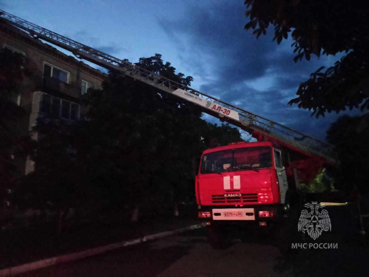 Масштабное возгорание в многоквартирном доме районного центра приезжали  тушить пожарные из Энгельса и Саратова — ИА «Версия-Саратов»