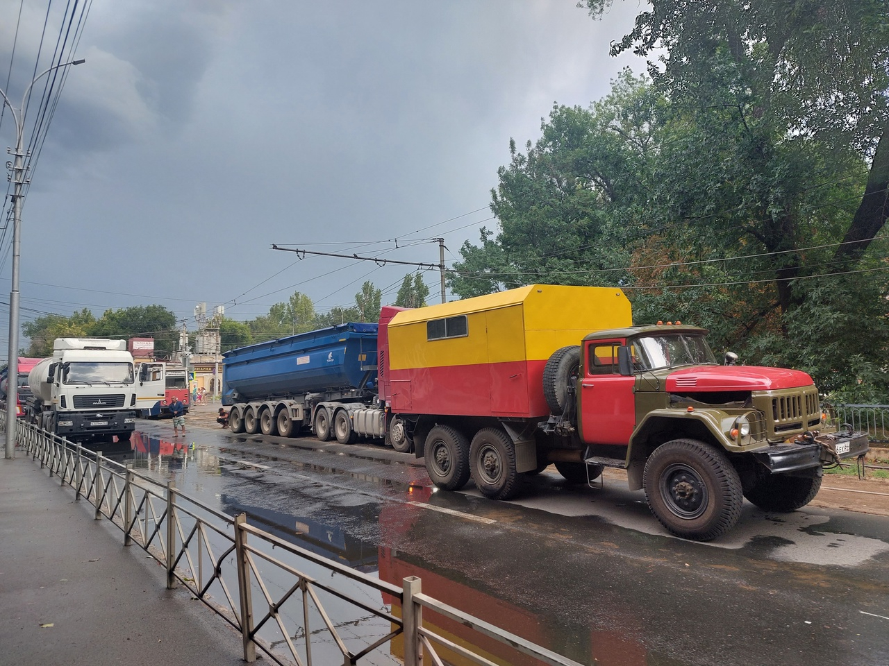 После сильного ветра в центре Саратова большое дерево упало на трамвай. Движение  машин и общественного транспорта заблокировано — ИА «Версия-Саратов»