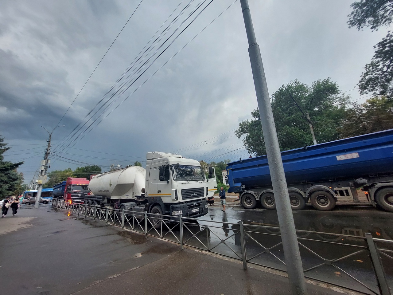 После сильного ветра в центре Саратова большое дерево упало на трамвай. Движение  машин и общественного транспорта заблокировано — ИА «Версия-Саратов»