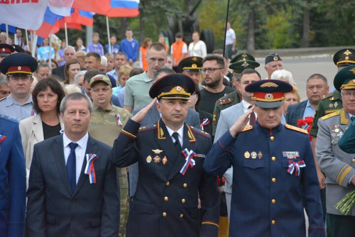 Начальник ГУ МВД России по Саратовской области Николай Ситников (в центре)