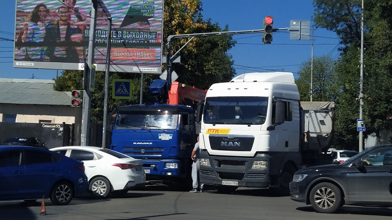 На Соколовой образовалась огромная пробка из-за ДТП: водители едут по  тротуару — ИА «Версия-Саратов»