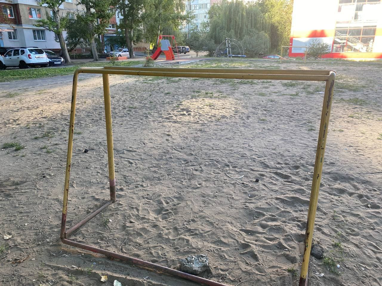 В Саратове на семилетнего мальчика упали футбольные ворота, в Ивантеевке  трое детей получили ожоги при воспламенении бутылки — ИА «Версия-Саратов»