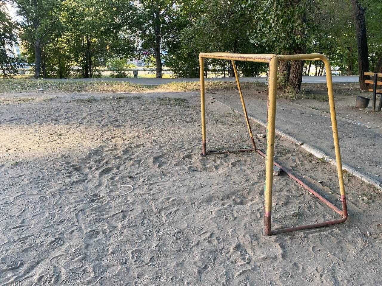 В Саратове на семилетнего мальчика упали футбольные ворота, в Ивантеевке  трое детей получили ожоги при воспламенении бутылки — ИА «Версия-Саратов»