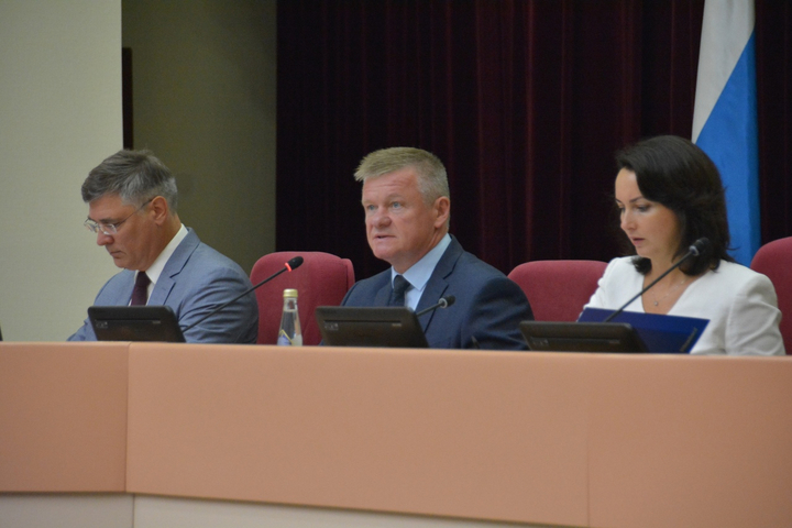 Депутаты Роман Чуйченко, Михаил Исаев и Татьяна Ерохина