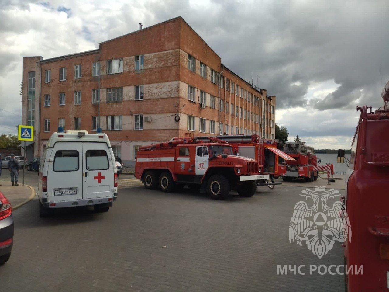 В Вольске горело четырехэтажное здание: пожарные эвакуировали десять  человек в спасустройствах — ИА «Версия-Саратов»