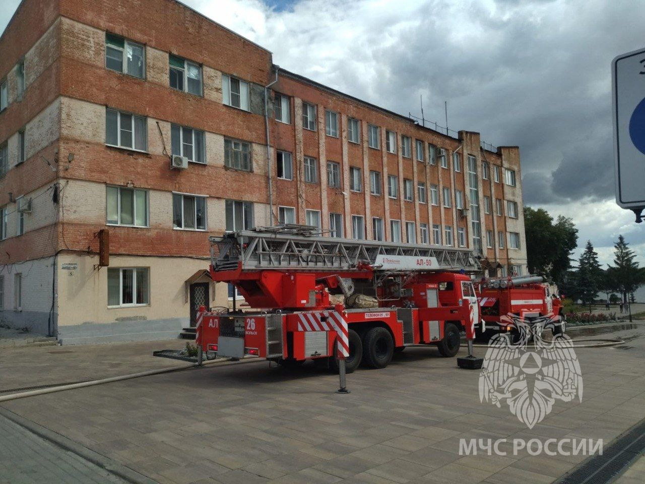 В Вольске горело четырехэтажное здание: пожарные эвакуировали десять  человек в спасустройствах — ИА «Версия-Саратов»