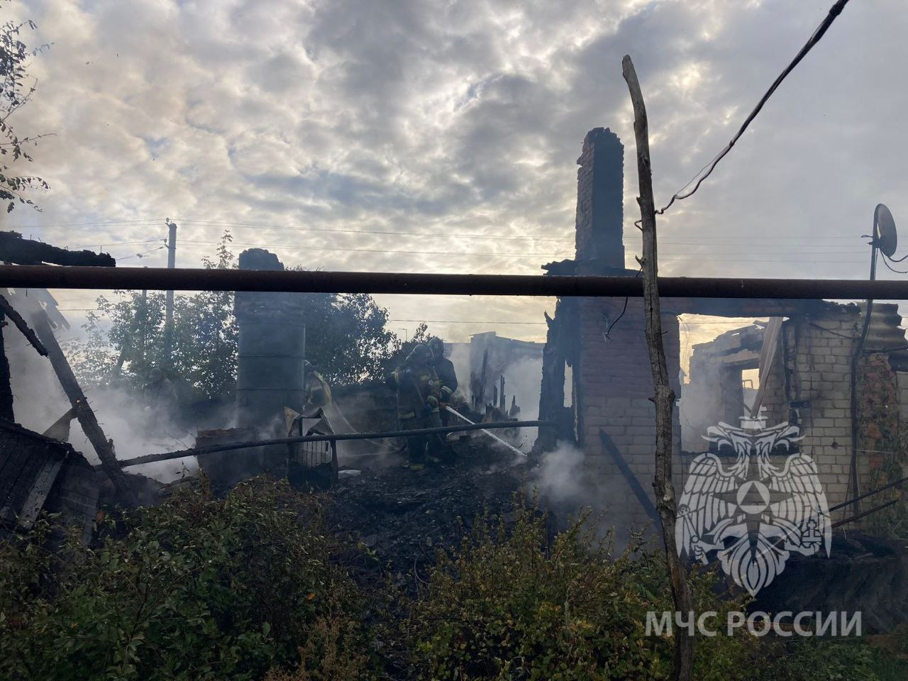 В Энгельсском районе из-за сигареты сгорел дом: куривший мужчина погиб, его  мать надышалась дымом — ИА «Версия-Саратов»