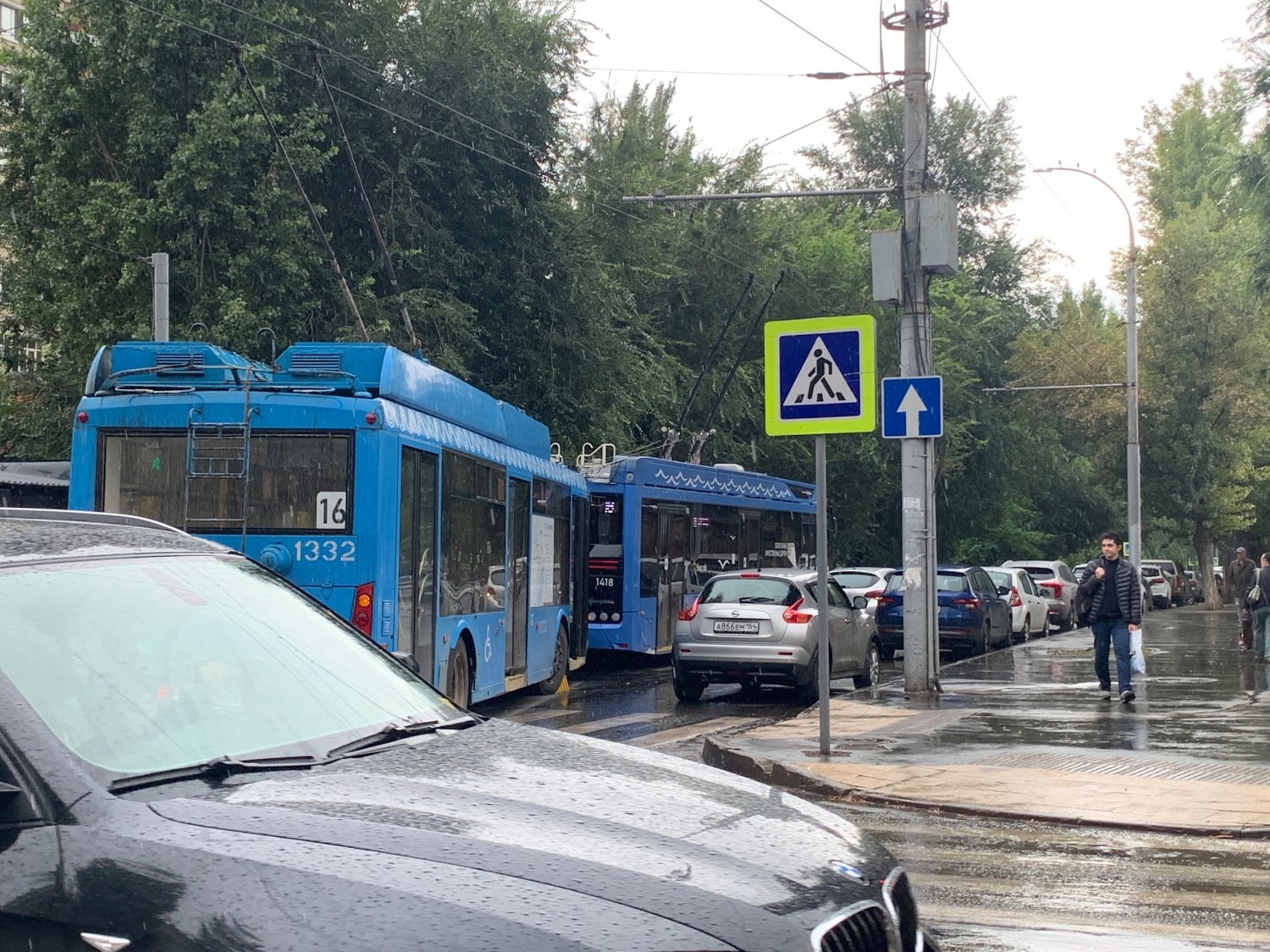 Из-за аварии в центре Саратова два троллейбуса перекрыли движение, машины  едут по тротуарам — ИА «Версия-Саратов»