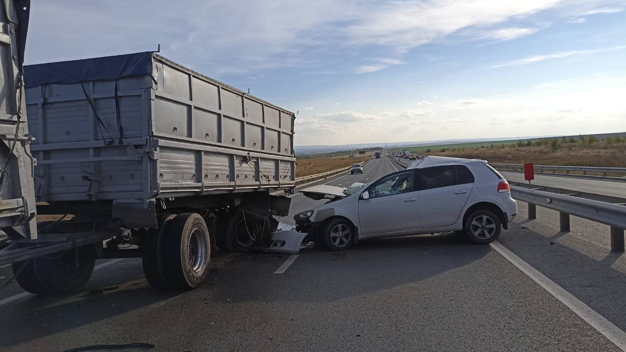 В Гагаринском районе КамАЗ смял Volkswagen. Водитель иномарки попал в  больницу — ИА «Версия-Саратов»