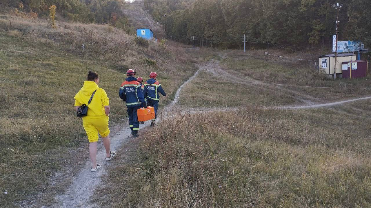 Спасатели пришли на помощь женщине, получившей травму на Вишневой горе — ИА  «Версия-Саратов»