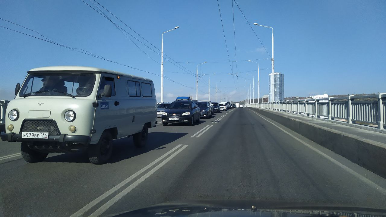 Аварии на мосту Саратов-Энгельс заблокировали движение для автомобилистов  из обоих городов — ИА «Версия-Саратов»