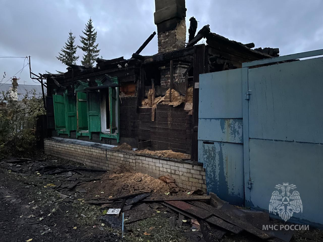 Пожар в Октябрьском поселке уничтожил частный дом: на пепелище нашли тело  пожилого хозяина — ИА «Версия-Саратов»