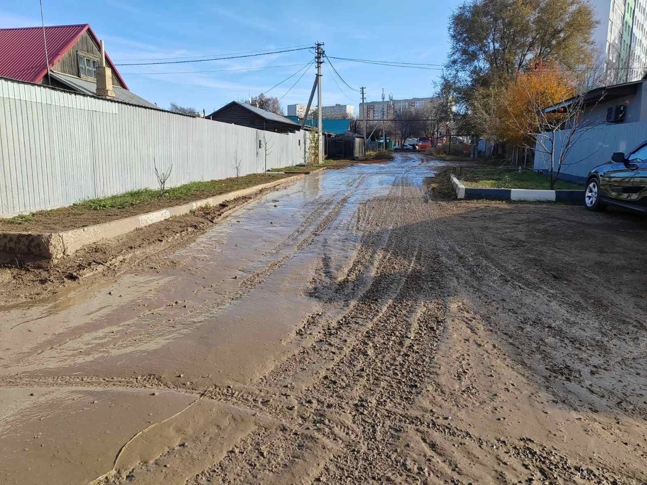 В Елшанке тротуар залило потоками жижи со стройплощадки новых домов