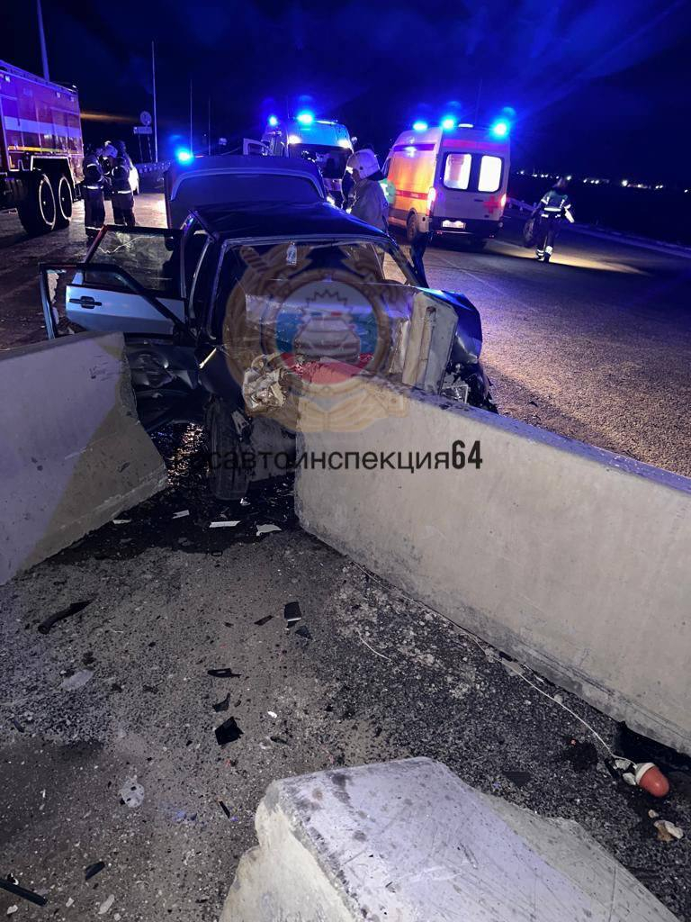 В Гагаринском районе ВАЗ протаранил ограждение на СКАД. Погиб пенсионер,  трое мужчин в больнице — ИА «Версия-Саратов»