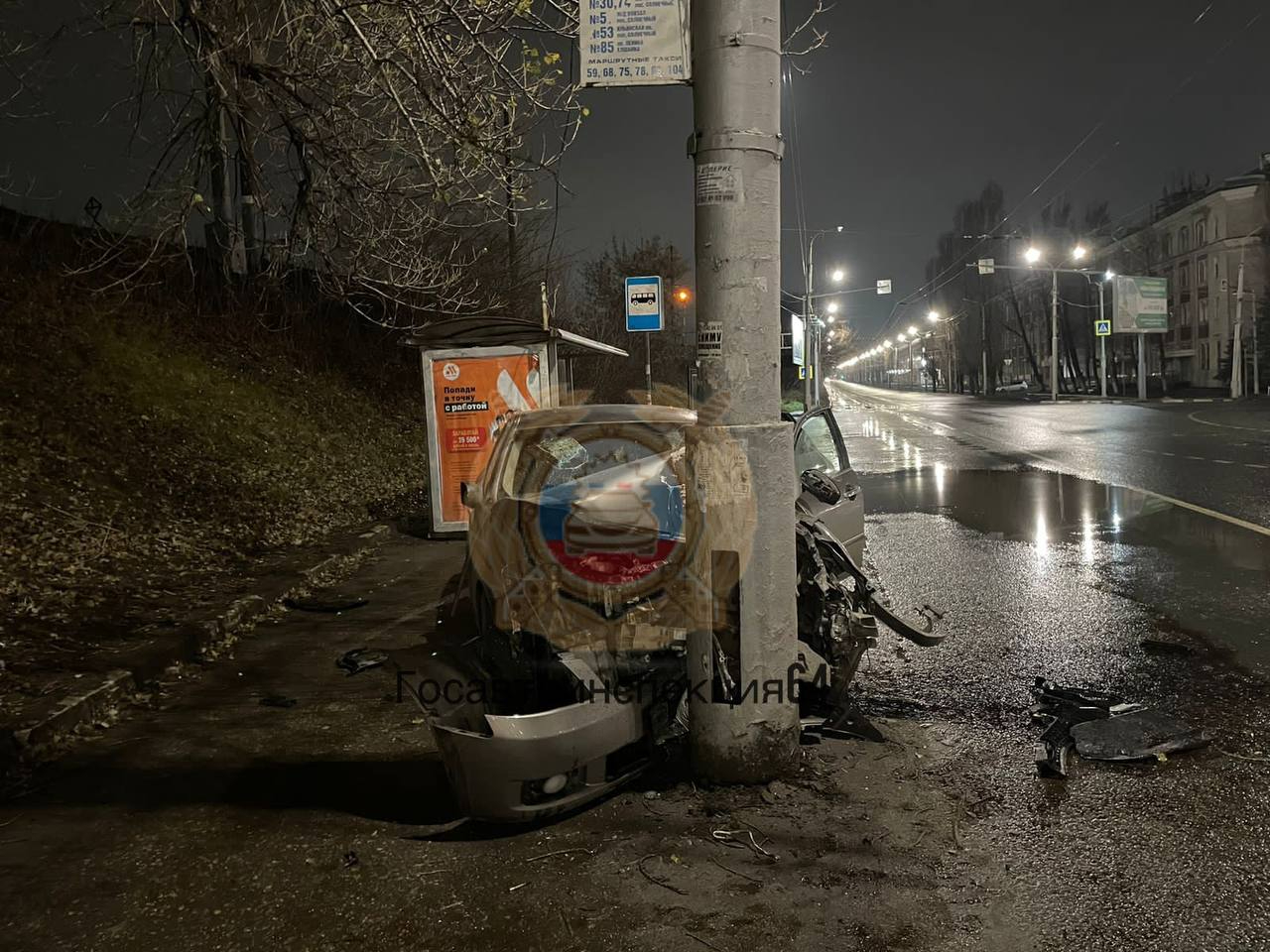 Молодой мужчина на Infiniti протаранил столб на автобусной остановке у  кольца НИИ: двое в больнице — ИА «Версия-Саратов»