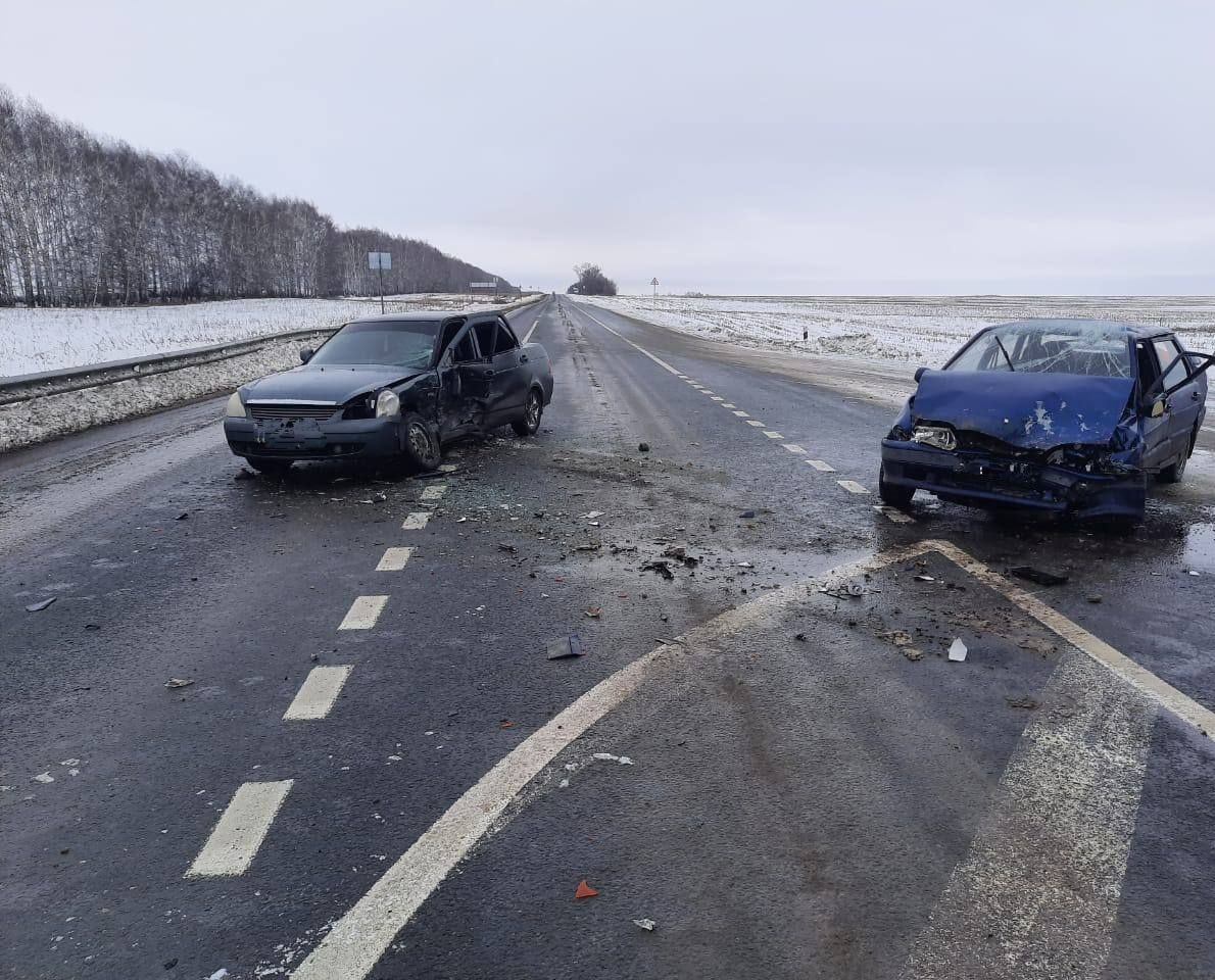 В Ртищевском районе два отечественных автомобиля столкнулись на обледеневшей  дороге: оба водителя в больнице — ИА «Версия-Саратов»