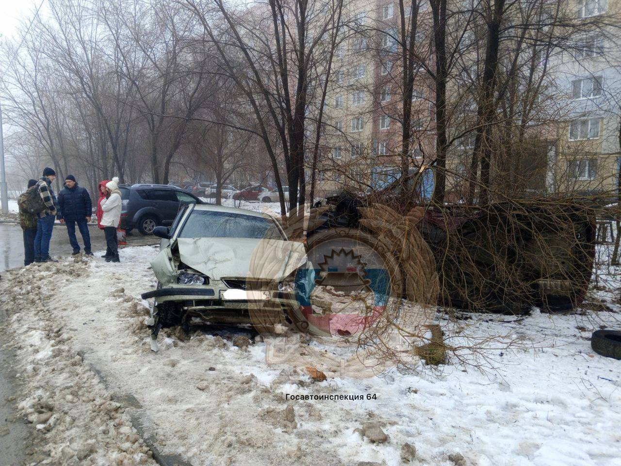 В Саратове водитель иномарки протаранил стоящий автомобиль, отчего тот  опрокинулся на бок — ИА «Версия-Саратов»