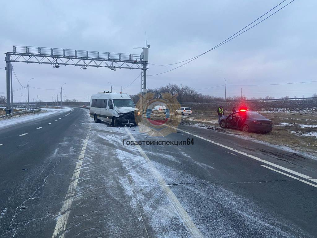 В Гагаринском районе столкнулись легковушка и автобус, который едет до  аэропорта: есть пострадавший — ИА «Версия-Саратов»