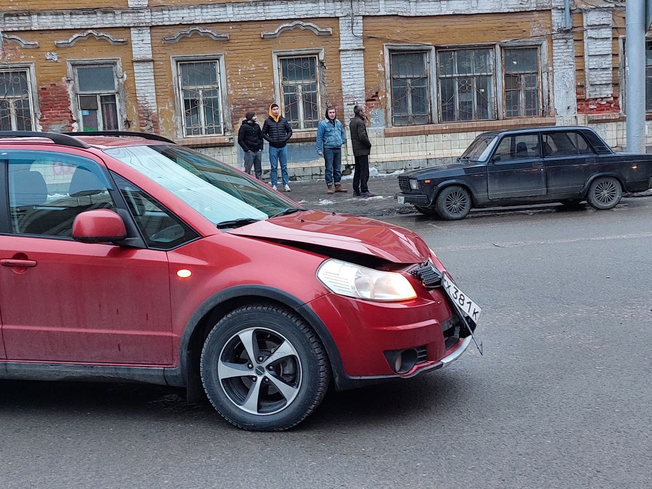 Японская машина врезалась в трамвай и устроила огромную пробку в Мирном  переулке — ИА «Версия-Саратов»