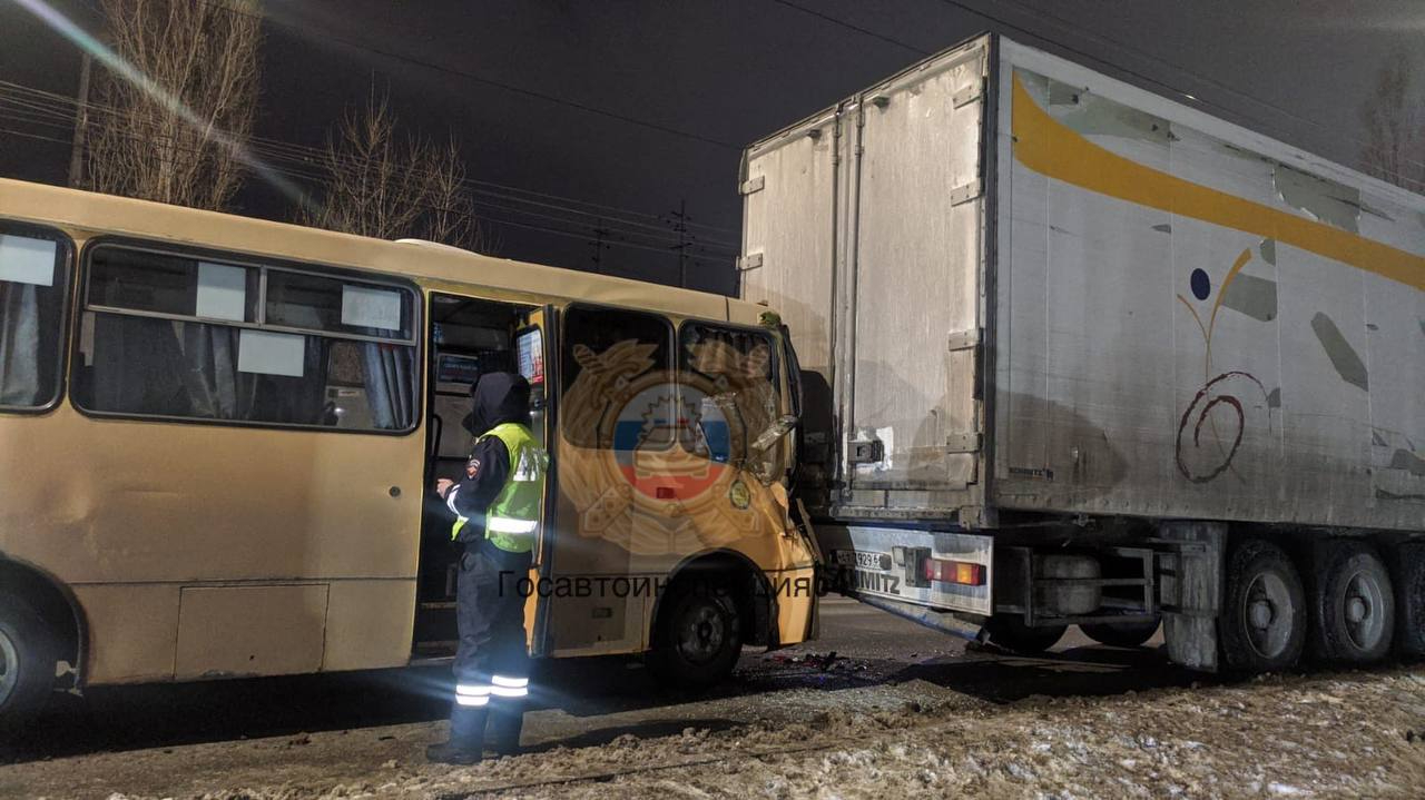 В Ленинском районе маршрутка врезалась в припаркованный грузовик: есть  пострадавшие — ИА «Версия-Саратов»