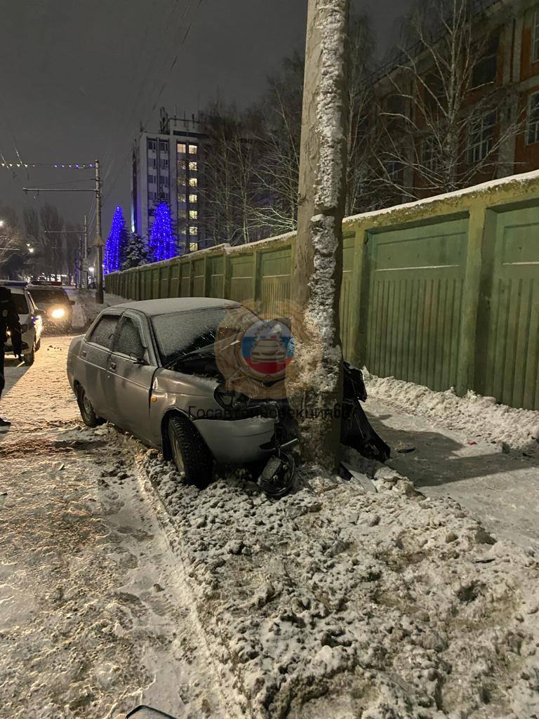 Водитель Skoda сбил пешехода на Стрелке, мужчина на «Приоре» врезался в  столб — ИА «Версия-Саратов»