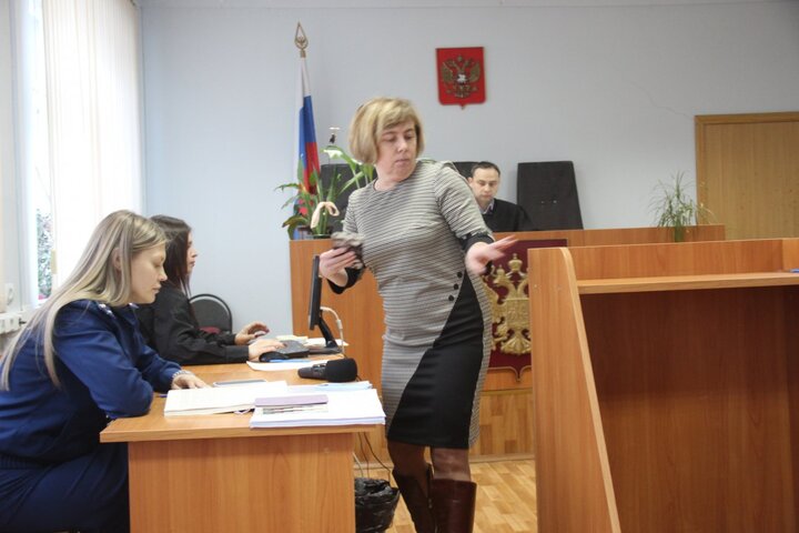 Свидетель - начальник отдела министерства финансов области Лариса Мигачева (справа)