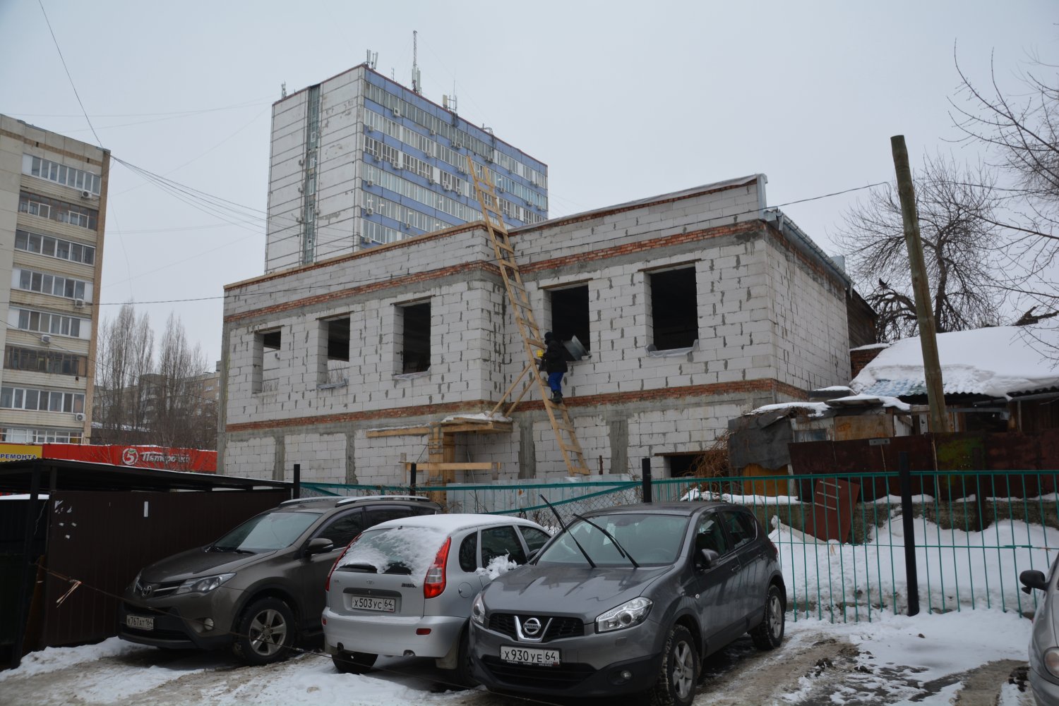 На месте снесенного частного дома в центре Саратова за четыре месяца  выросло что-то большое и непонятное, но чиновники этого в упор не замечают  — ИА «Версия-Саратов»